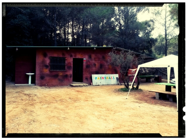 Zona de paintball con carpa